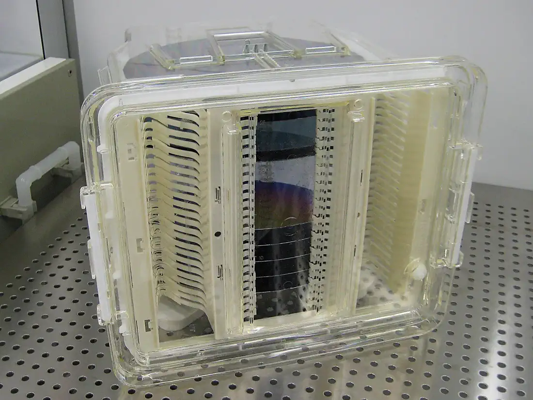 Independent controlled packaging reference used to illustrate lot release and traceability